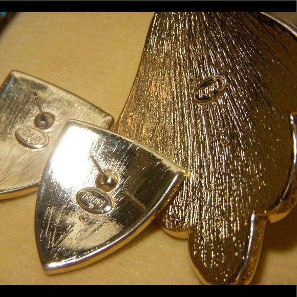 Vintage Trifari Gold Tone with Cream Enamel Set - Picture 5 of 5